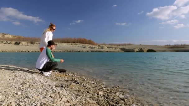Lkbaharda Sıradan Giysiler Içinde Bir Çift Denize Taş Atıyor Sevgi — Stok video