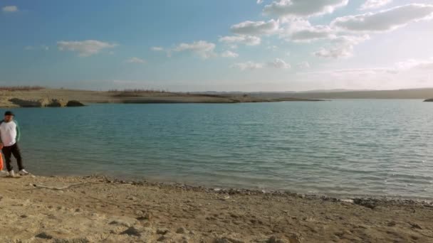 Güzel Gölün Kıyısında Birlikte Yürüyen Manzaraya Hayran Olan Mutlu Çift — Stok video
