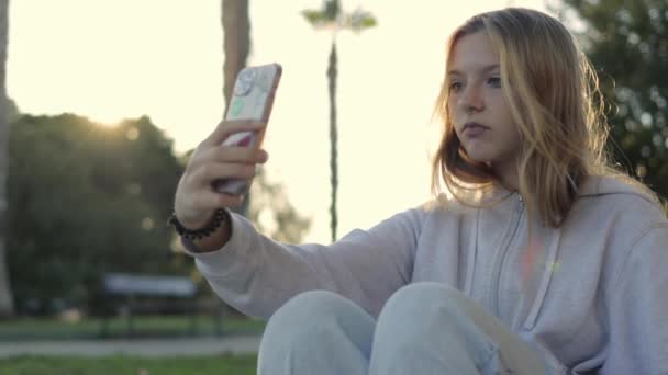 Puberťačka Slušným Vzhledem Vezme Selfie Zatímco Sedí Trávě Parku Vysoce — Stock video