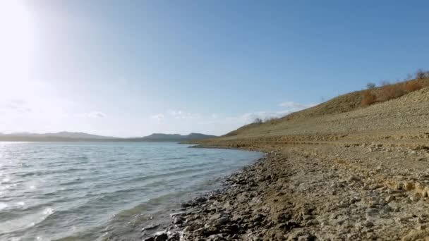 Golven Zee Bij Zonsopgang Kiezelstrand Bij Zonsondergang Zee Strand Kust — Stockvideo