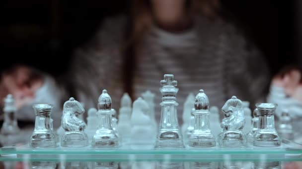 Απογευματινό Παιχνίδι Σκακιού Από Κοντά Στο Γυάλινο Σκάκι Βράδυ Κορίτσι — Αρχείο Βίντεο