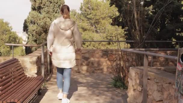 Güzel Görünümlü Bir Kız Eski Spanya Şehrinde Gezip Manzaralara Seyahat — Stok video