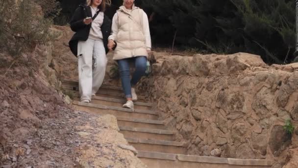 Zwei Mädchen Europäischen Aussehens Steigen Von Einer Steintreppe Der Innenstadt — Stockvideo