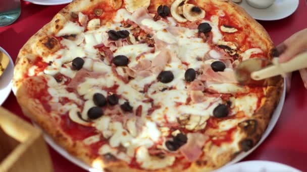 Zbliżenie Kaukaskiej Klientki Krojącej Pizzę Pomidorami Prosciutto Okrągłym Nożem Tle — Wideo stockowe