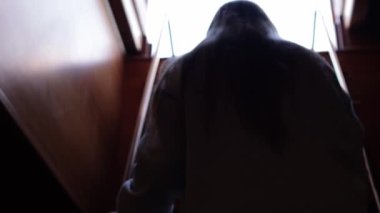 Bir kız gemi kabininden güverteye merdivenlerden çıkıyor. Yüksek kalite 4k görüntü
