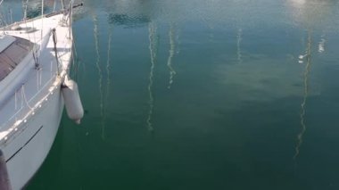 Suyu kesen bir motorlu teknenin pruvasına yakın çekim. Yatla deniz yolculuğu kavramı. Yüksek kalite 4k görüntü
