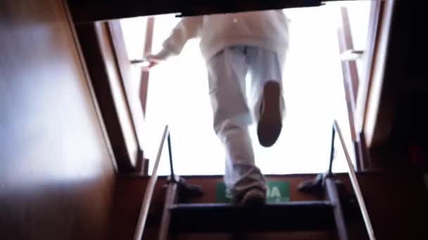 Дівчина Піднімається Сходами Кабіни Корабля Палубу Високоякісні Кадри — стокове відео