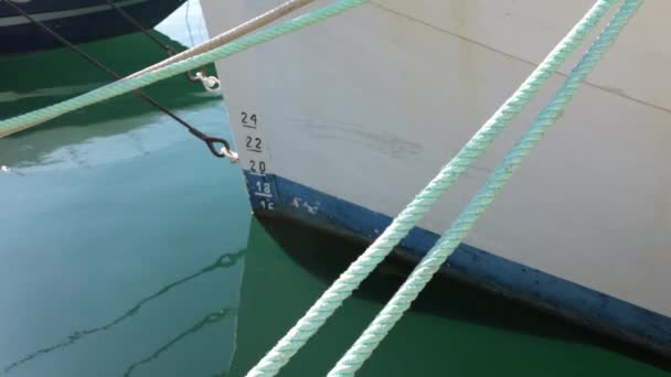 Лук Старой Лодки Очищающей Краской Которая Плавает Воде Пирсе Раскачиваясь — стоковое видео