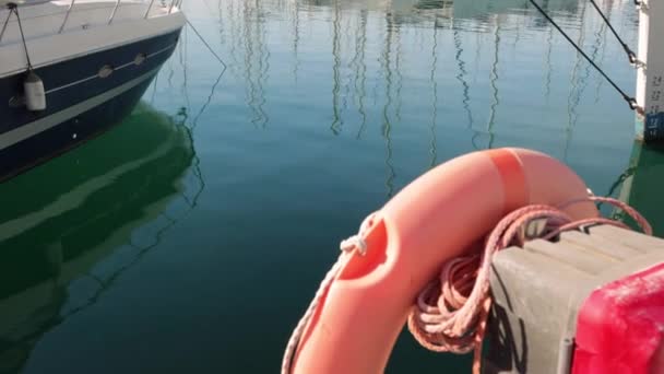 Nahaufnahme Einer Rettungsboje Mit Einem Seil Der Seebrücke Rettungskonzept Hochwertiges — Stockvideo