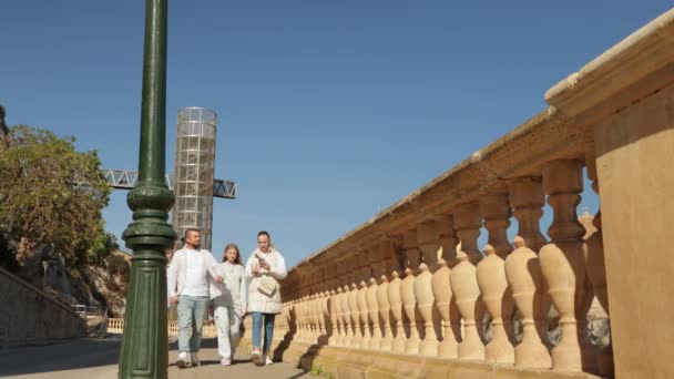 Eine Touristenfamilie Vater Mutter Und Zwei Kinder Spazieren Durch Die — Stockvideo