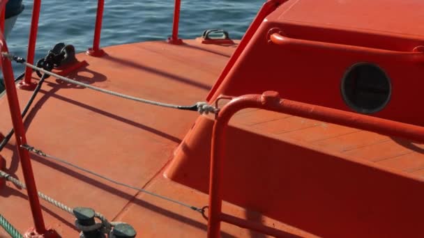 Přední Část Jachty Close Oranžové Barvě Vodě Přístavu Vysoce Kvalitní — Stock video