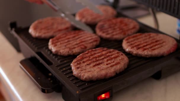 Жінка Смажить Гамбургерні Цукерки Електричному Грилі Кухні Гриль Високоякісні Кадри — стокове відео