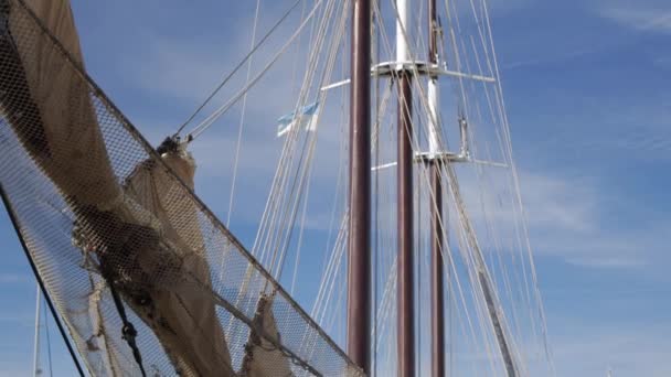 Büyük Bir Antik Ahşap Yat Denizde Duruyor Yelkenleri Katlanmış Yatın — Stok video