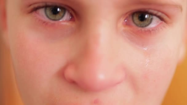 家里哭哭啼啼的男孩在浴室拔出一颗松动的牙 优质Fullhd影片 — 图库视频影像