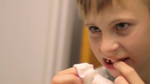 Ребенок Двигает Свободный Молочный Зуб Нажимает Пальцем Открытый Рот Кавказского — стоковое видео