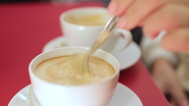 Una Mano Mujer Revuelve Una Taza Café Caliente Primer Plano — Vídeo de stock