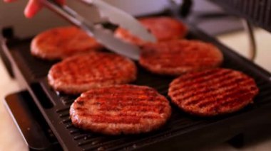 Hamburger köfteleri yakın plan, evdeki mutfakta elektrikli ızgarada hazır. Yüksek kaliteli FullHD görüntüler