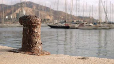 Bir gemiyi, tekneyi ya da yatı bağlamak için iskeleye monte edilmiş devasa bir demir ya da demir denizci iskelesi. Deniz gemilerinin demirleme hattı için çok kaliteli 4K görüntüler.