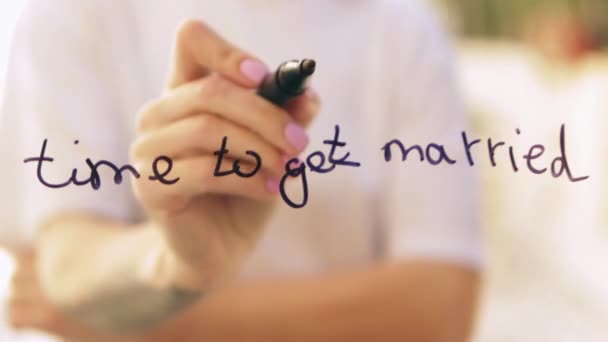 Een Meisje Schrijft Tijd Trouwen Glas Met Een Zwarte Stift — Stockvideo