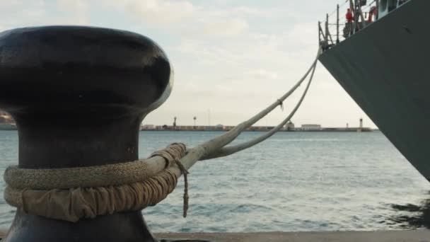 Огромный Металлический Железный Морской Швартовочный Боллард Установленный Бетонном Причале Связать — стоковое видео