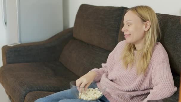 Mujer Feliz Viendo Televisión Riendo Comiendo Palomitas Maíz Tumbado Sofá — Vídeos de Stock