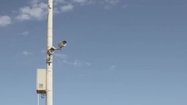 Güvenlik kameraları ya da açık havada mavi gökyüzü arkaplan formatında güvenlik kameraları. Yüksek kaliteli FullHD görüntüler