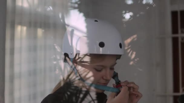 Une Belle Blonde Met Casque Vélo Blanc Sur Tête Vidéo — Video
