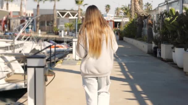 Een Meisje Met Lang Blond Haar Loopt Straat Met Haar — Stockvideo