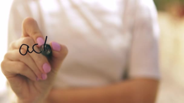 Uma Menina Escreve Tempo Ação Vidro Com Marcador Preto Imagens — Vídeo de Stock