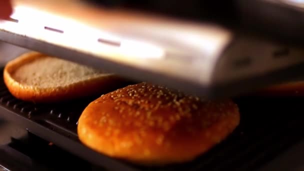 Burger Chifle Sunt Prăjite Într Grătar Electric Acasă Bucătărie Înregistrare — Videoclip de stoc