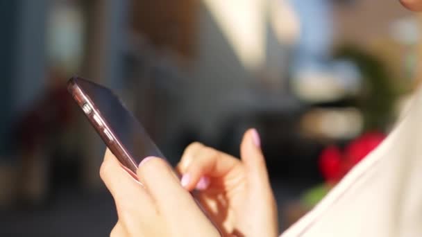 Mano Mujer Que Usa Teléfono Móvil Mensajes Texto Chat Primer — Vídeo de stock