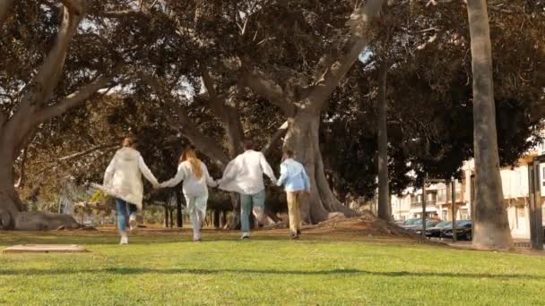 Szczęśliwa Rodzina Ludzie Trzymający Się Ręce Biegają Zielonej Trawie Parku — Wideo stockowe