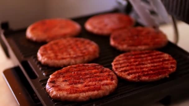 自宅のキッチンで電気グリルで調理されたハンバーガーパティ 高品質のフルHd映像 — ストック動画