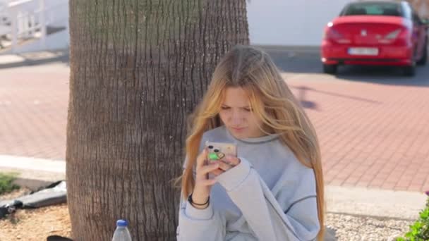 Une Adolescente Avec Téléphone Dans Les Mains Est Assise Dans — Video