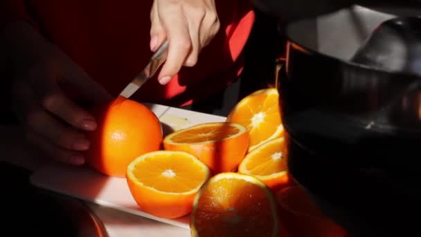 소녀는 오렌지를 오렌지 클로즈업 장면을 고품질 Fullhd — 비디오