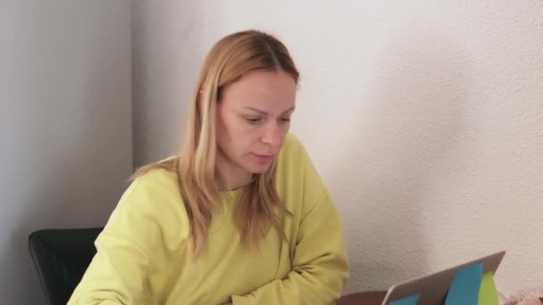 Düşünceli Endişeli Bir Kadın Laptopta Çalışıyor Başka Tarafa Bakıyor Ofisindeki — Stok video