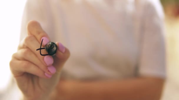 Uma Menina Escreve Tempo Para Pensar Vidro Com Marcador Preto — Vídeo de Stock