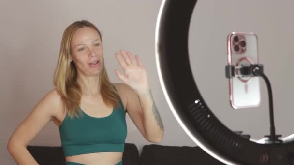 Fiatal Slim Woman Blogger Végez Egy Fitness Lesson Online Fényképek — Stock videók