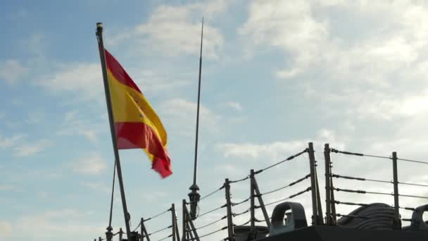 Den Spanska Flaggan Fladdrar Vinden Mot Bakgrund Blå Himmel Och — Stockvideo