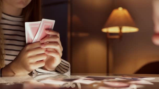 Hraní Karet Pro Zábavu Děti Baví Hrají Karty Stole Místnosti — Stock video