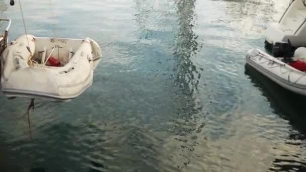 Gummi Båt Yacht Mot Bakgrunnen Havet Opptak Høy Kvalitet – stockvideo