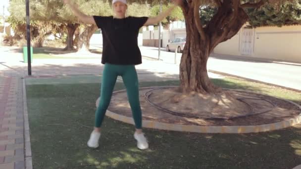 Yaşlarındaki Narin Atletik Kadın Dışarıda Egzersiz Yapıyor Doğa Sporu Aktif — Stok video