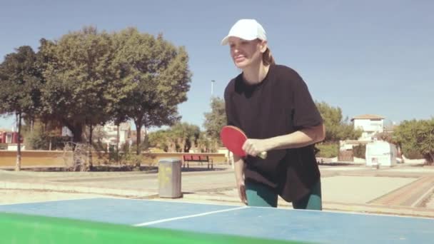 Tischtennis Freien Ein Mädchen Sportbekleidung Spielt Sommer Park Tischtennis Mit — Stockvideo