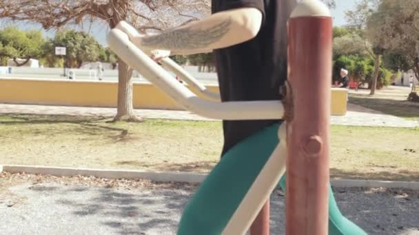 Fitness Świeżym Powietrzu Atletyczna Kobieta Trening Maszynie Prasowej Nogi Słonecznej — Wideo stockowe