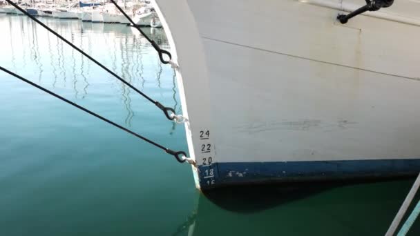 Bow Old Boat Peeling Paint Floats Water Pier Swinging Waves — Stock Video