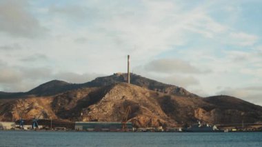 İspanya, Cartagena 'daki sanayi limanı. Vinçler ve ağır ekipmanlar. Yüksek kalite 4k görüntü