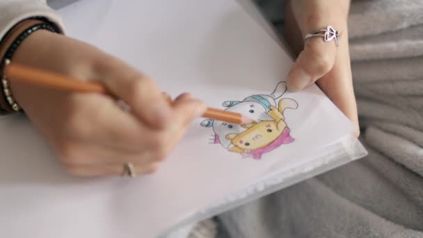 Искусство Юной Студентки Рисовать Блокноте Крупным Планом Помещении Талантливый Художник — стоковое видео