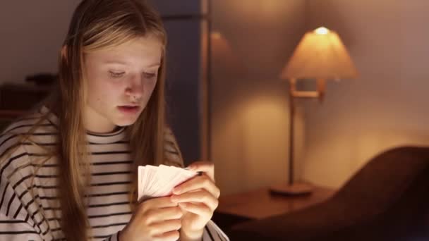 Jugar Las Cartas Por Diversión Los Niños Están Teniendo Día — Vídeos de Stock