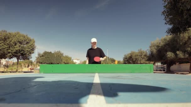 테이블 테니스 스포츠복을 소녀는 공원에서 여름에 테이블 테니스 라켓과 활동적인 — 비디오