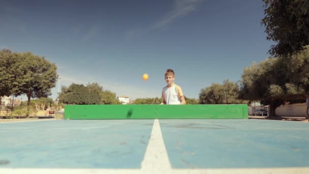 Pojke Spelar Bordtennis Ett Öppet Område Bordtennisspelare Parken Idrottsplatsen Sommarlov — Stockvideo